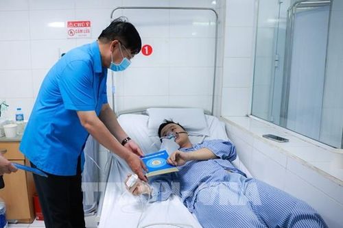 Vụ cháy tại Cầu Giấy: Công đoàn cùng nhiều đơn vị đến thăm, động viên và hỗ trợ các nạn nhân