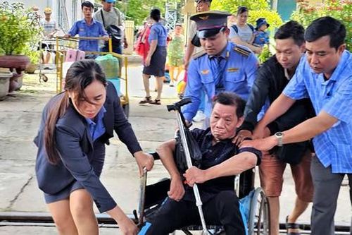 Nhân viên nhà tàu tất bật đưa, đón khách trung chuyển sau sạt lở hầm đường sắt Chí Thạnh