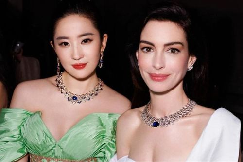Lưu Diệc Phi lộ thân hình kém thon gọn, có thái độ khác lạ với dàn sao quốc tế