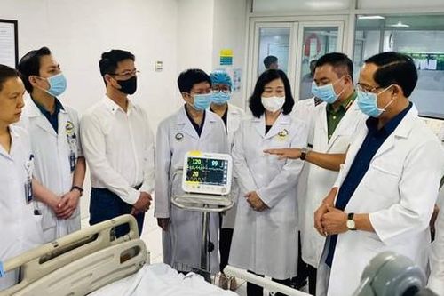 Phó Chủ tịch Quốc hội và Bộ trưởng Y tế thăm hỏi, động viên các nạn nhân vụ cháy tại Trung Kính