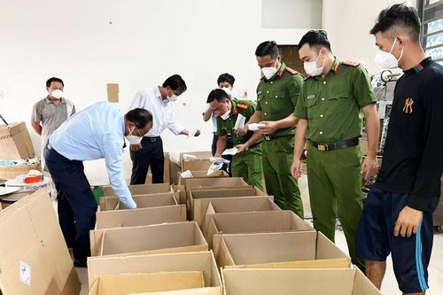 Long An: Phát hiện cơ sở sản xuất thuốc bảo vệ thực vật giả quy mô lớn