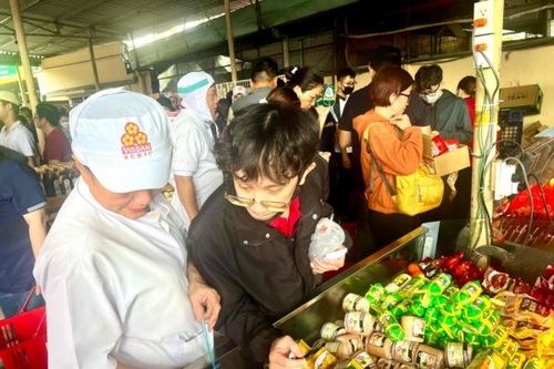 TP. Hồ Chí Minh: Vissan và Satra tổ chức phiên chợ giảm giá cho người lao động khó khăn