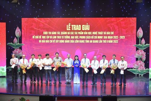 'Muôn mạch nước nhỏ hòa thành dòng sông lớn'