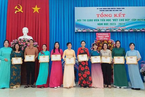 10 giáo viên đạt giải nhất Hội thi Giáo viên tiểu học viết chữ đẹp huyện Thoại Sơn năm học 2023-2024
