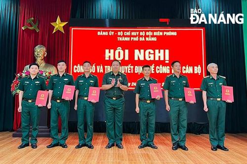 Công bố và trao quyết định về công tác cán bộ