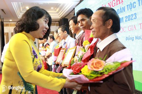 Gương mẫu 'trên trước, dưới sau'...