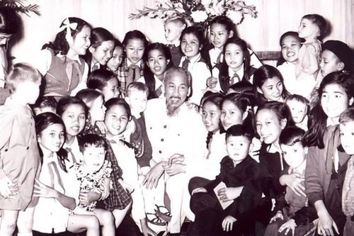 Bác Hồ với thiếu niên nhi đồng: Muôn vàn tình thân yêu