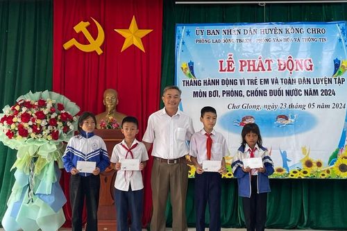 Kông Chro phát động phong trào luyện tập môn bơi