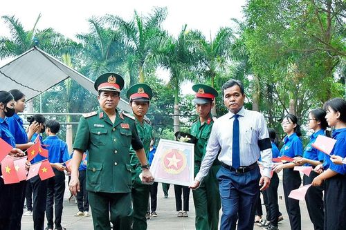 Đất mẹ thân yêu đón các anh về