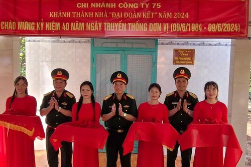 Bàn giao 2 ngôi nhà cho công nhân có hoàn cảnh khó khăn