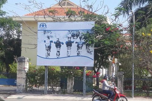 Pa nô tuyên truyền đã cũ