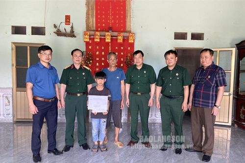 Hội Cựu chiến binh Khối các cơ quan tỉnh trao kinh phí hỗ trợ cho 2 học sinh có hoàn cảnh khó khăn