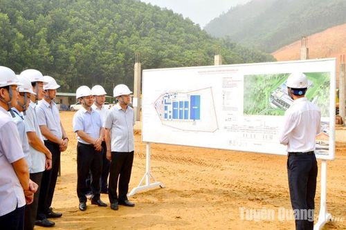 Phó Chủ tịch UBND tỉnh Nguyễn Thế Giang kiểm tra tiến độ dự án chăn nuôi lợn sinh sản công nghệ cao tại Chiêm Hóa