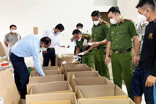 Long An: Phát hiện cơ sở nghi sản xuất số lượng lớn thuốc trừ sâu giả