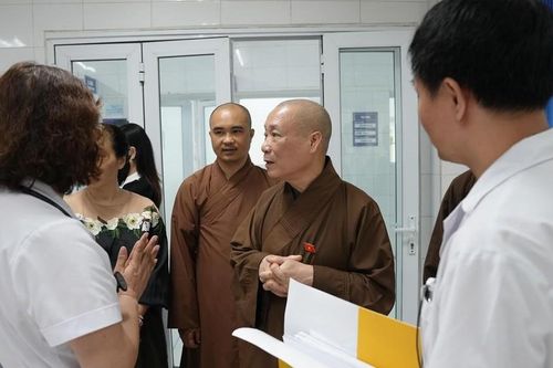 Hòa thượng Thích Bảo Nghiêm cùng chư tôn đức thăm và chia sẻ với các nạn nhân bị hỏa hoạn