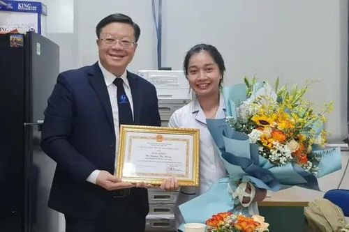 Bé trai bị sơ cứu sai cách được nữ điều dưỡng cứu sống