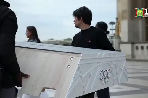 Bục nhận huy chương Thế Vận hội mô phỏng theo tháp Eiffel