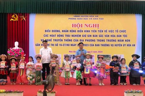 Hòa An biểu dương, nhân rộng điển hình tiên tiến trong trường mầm non