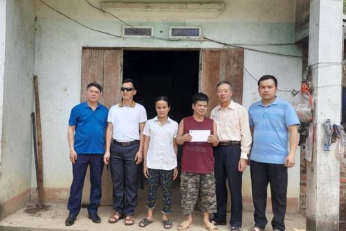 Trao kinh phí hỗ trợ 2 hội viên người mù hộ nghèo tại huyện Hòa An