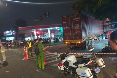 Một người đi loạng choạng ngã vào gầm xe container, bị cán tử vong