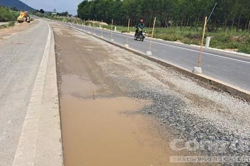 Người dân 'bất ngờ' khi đường mới thi công xong đã đào lên sửa lại