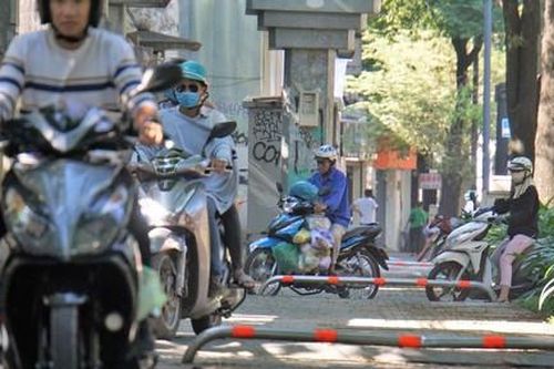 Lắp rào chắn ngăn phương tiện tràn lên vỉa hè: Cần phù hợp và đồng bộ