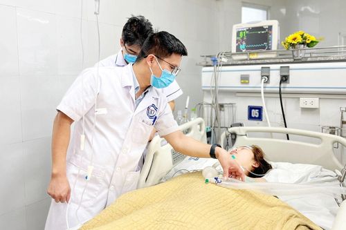 Nữ bác sĩ đột quỵ giữa đêm: Sắp cai máy thở