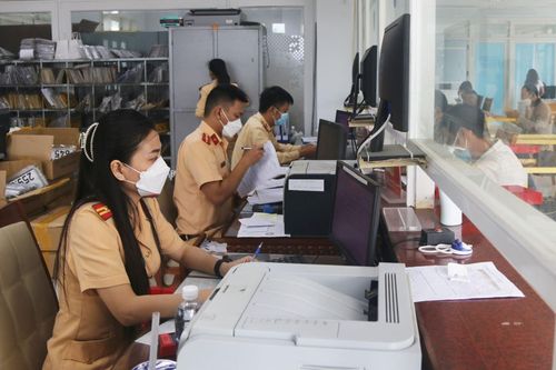 Mua xe mới thì bao lâu có biển số?