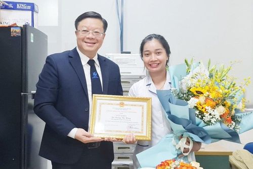 Nữ điều dưỡng kể khoảnh khắc cứu bé trai đuối nước bị sơ cứu sai cách