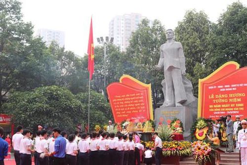 Dâng hương tưởng niệm 80 năm Ngày hy sinh của đồng chí Hoàng Văn Thụ
