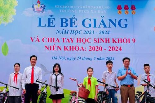 Trao nhiều phần quà ý nghĩa tại ngôi trường có hơn 60% học sinh khiếm thính