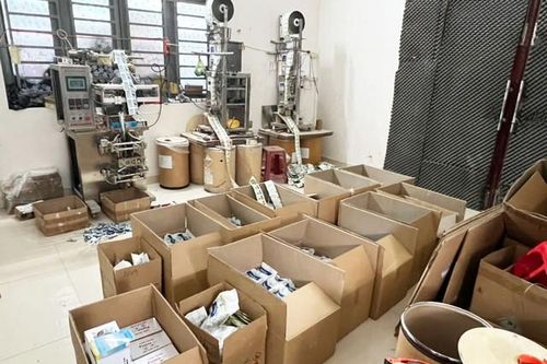 Lợi dụng 'nhà không số', tiểu thương sản xuất hàng ngàn bao thuốc bảo vệ thực vật giả nhãn hiệu