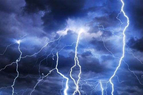 Người phụ nữ đang ngồi ăn cơm thì bị sét đánh tử vong