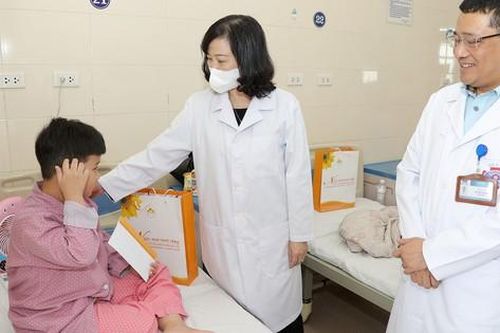 Bộ trưởng Bộ Y tế Đào Hồng Lan tặng quà, động viên trẻ đang điều trị tại Bệnh viện K