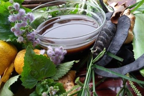 Cách dùng thảo dược làm nước gội đầu chống rụng tóc
