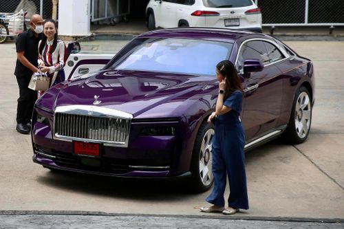 Madam Pang tự tay cầm lái Rolls-Royce Spectre