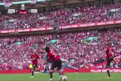 Man City mất oan 11 m trước MU?