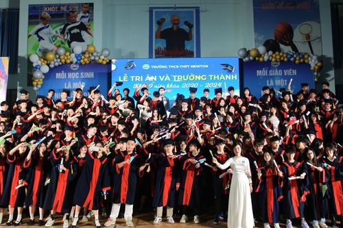Hạnh phúc và xúc động trong lễ trưởng thành của học sinh cuối cấp Trường Newton