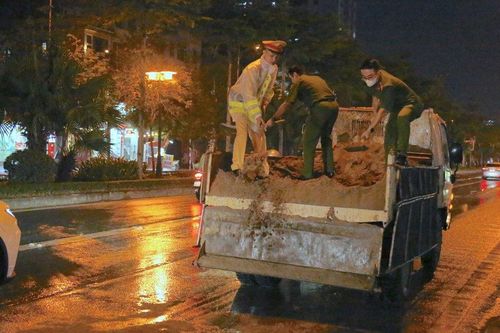 CSGT đội mưa trải cát thấm dầu trên đường Lê Trọng Tấn