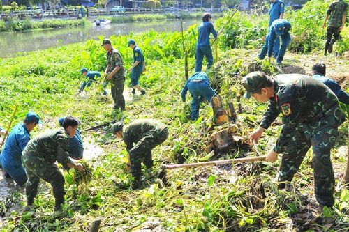 TP Hồ Chí Minh: quân đội cùng người dân dọn rác trên kênh