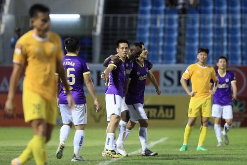 Văn Quyết thể hiện phong độ ghi bàn cực đỉnh, giúp đội nhà áp sát ngôi đầu BXH, sáng cửa trở lại ĐT Việt Nam