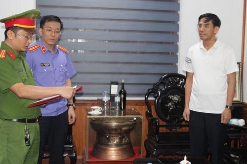 Khởi tố, bắt tạm giam Chủ tịch Ủy ban nhân dân thị xã Cửa Lò và nhiều thuộc cấp