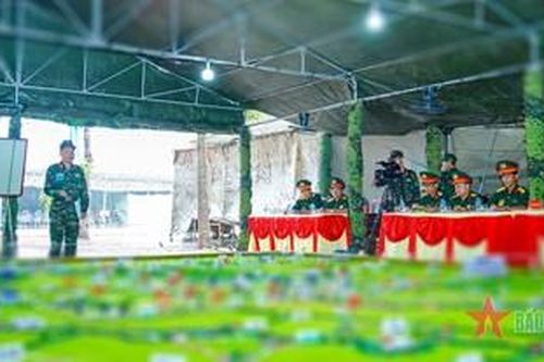 Rèn cán bộ qua sa bàn địa hình