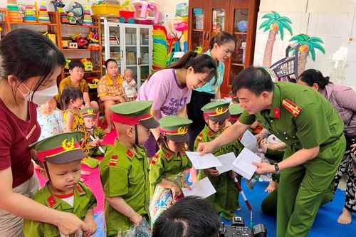 Giúp bệnh nhi thỏa ước mơ làm Cảnh sát 113