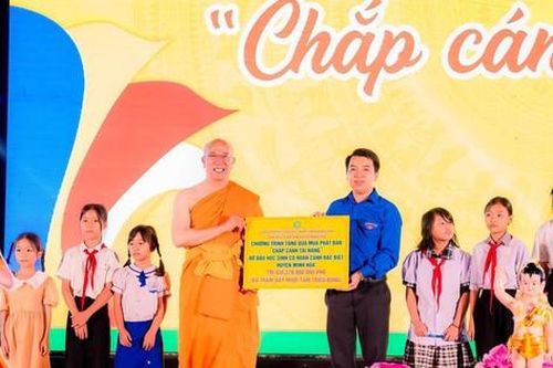 Nhiều học sinh được nhận đỡ đầu nhân ngày Đức Phật đản sinh