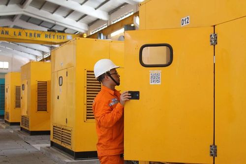 Những cỗ máy phát điện diesel khổng lồ trên đảo Phú Quý
