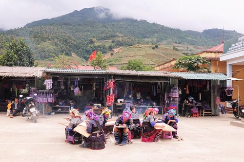 Nghệ thuật tạo hình bằng sáp ong trên vải của phụ nữ Mông