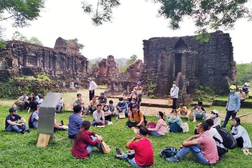 Dẫn dắt qua những câu chuyện