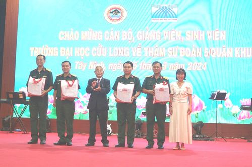 Thắt chặt tình đoàn kết Trường ĐH Cửu Long với Sư đoàn 5