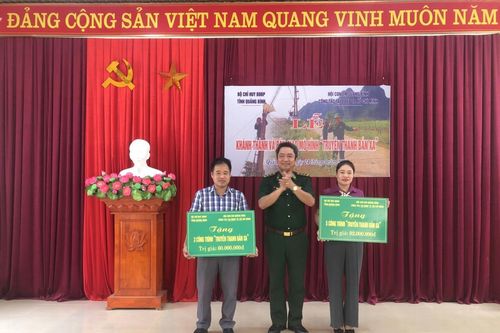 Bàn giao mô hình 'Truyền thanh bản xa' cho nhân dân ở khu vực biên giới tỉnh Quảng Bình